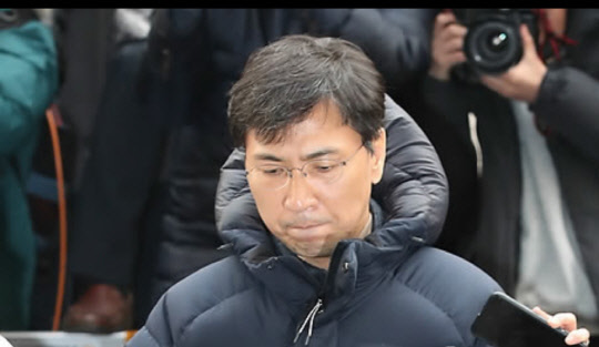 안희정 전 충남지사가 9일 오후 5시 검찰에 자진출두하며 고개를 숙이고 있다./연합뉴스